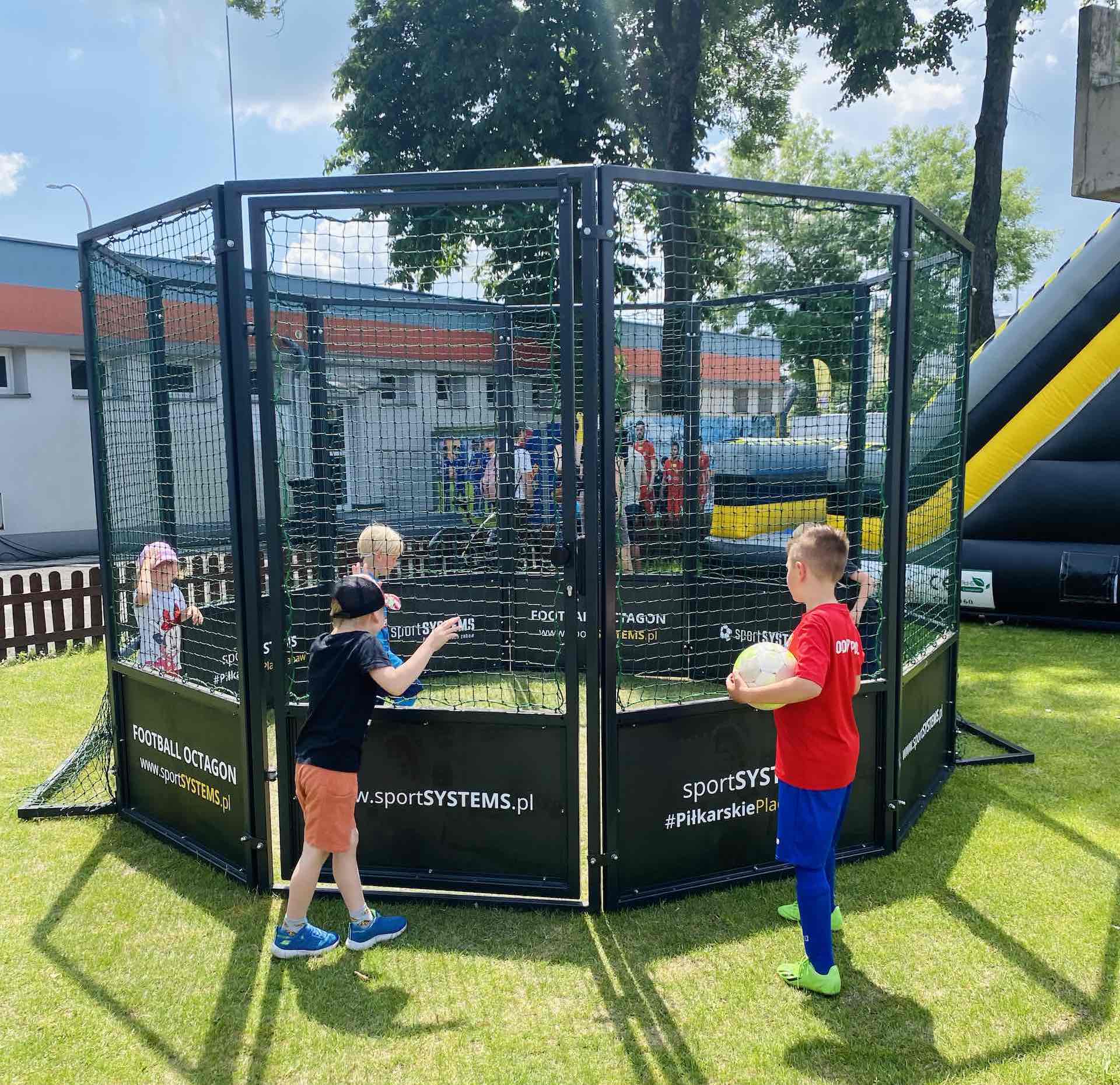Football Octagon z bliska