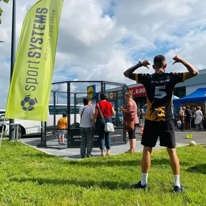Uczestnicy eventu przy arenie Football Octagon - animacje piłkarskie dla dzieci i dorosłych.