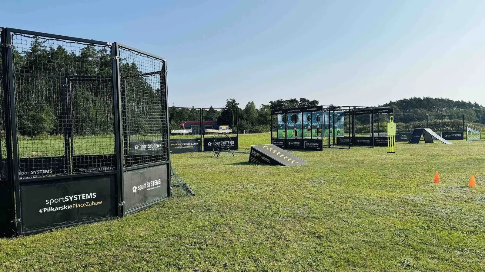 Panorama kompletnej strefy piłkarskiej: Football Box, Król Strzelców, Basket Goool i urządzenia treningowe na jednym terenie rekreacyjnym.